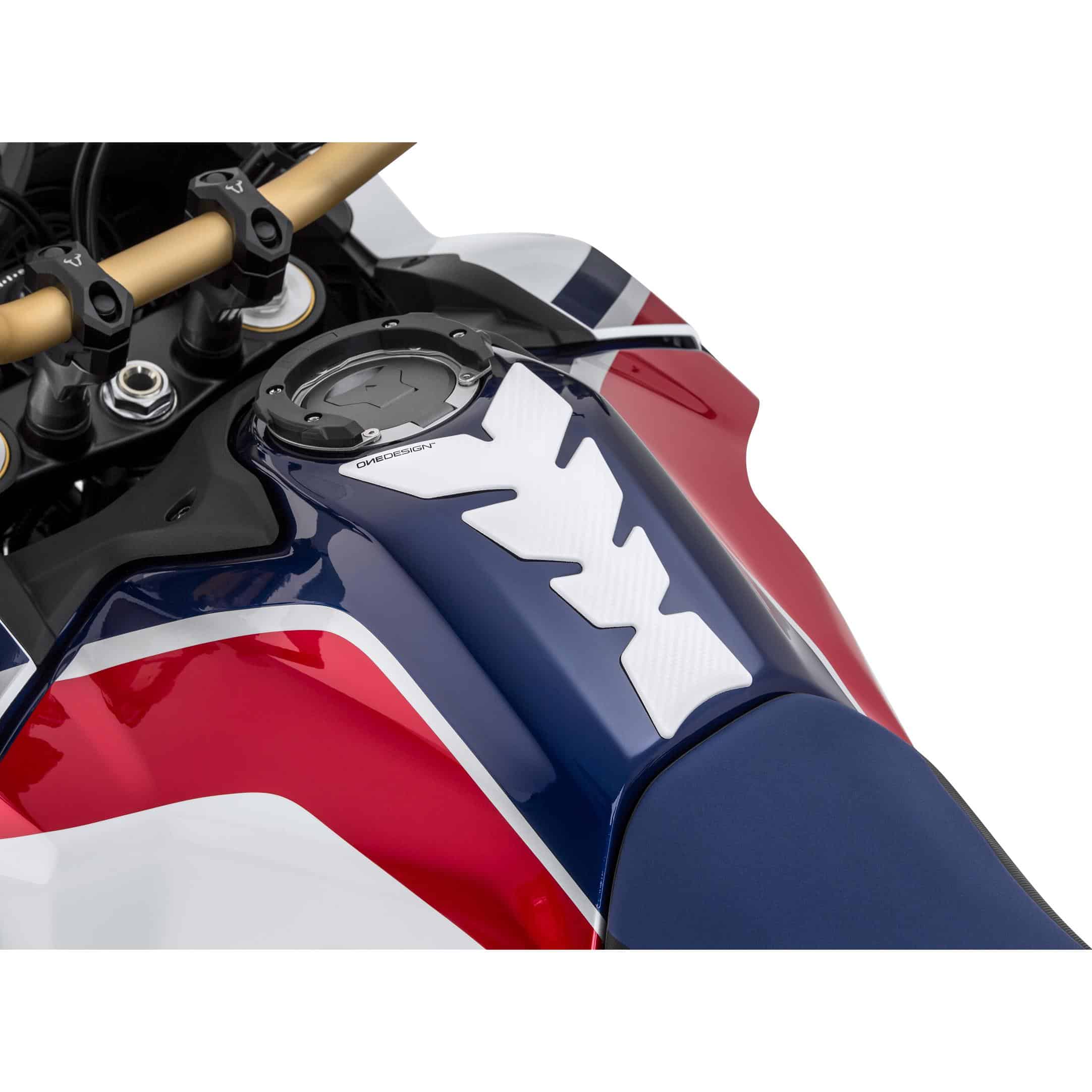 ONEDESIGN Tankpad Anniversary 212x123/60x3mm Carbonlook weiß - Motorradteile & Ersatzteile - Verkleidungen & Abdeckungen