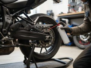 Motorrad Kette schmieren